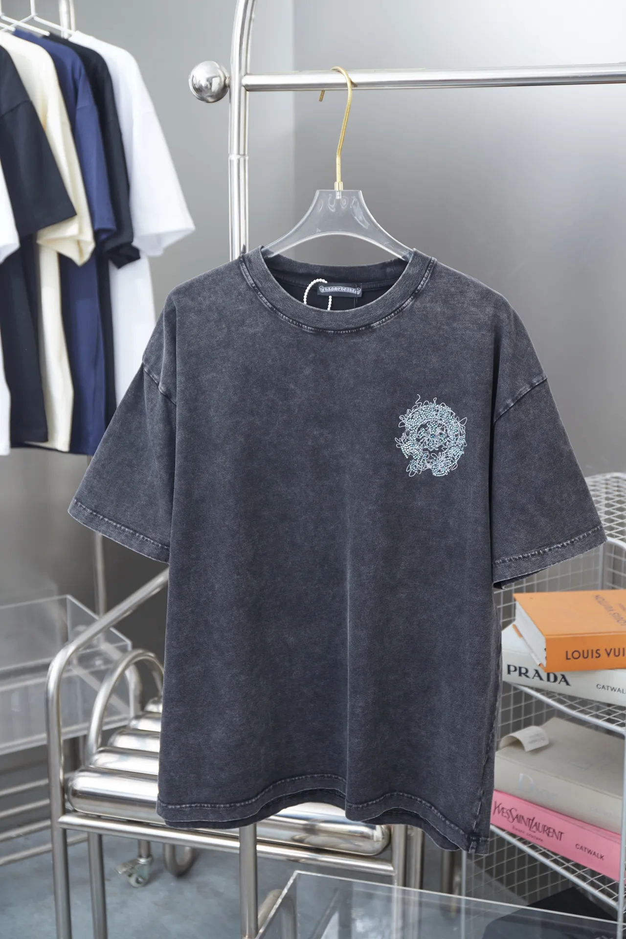 🅿️200 Ch*ome Hearte 25SS early spring new model, short-sleeved with Kro heart logo, hot diamonds, light luxury, essential item for daily commuting for men and women, correct version, welcome to compare, detailed features · 320g 100% pure cotton double yarn jersey fabric · Custom dyed in the same vat, special thickened 32 count double-strand 1X1 thread · Digital direct printing ➕ Australia imported pearlescent diamonds · Ready-to-wear dyeing Then do the faded fried snowflake process, then wash it to make it look old · General washing to improve the effect · Double-needle stitching across the seam process · Original main mark, washed tag brand moisture-proof paper packaging Color: black/apricot/green/maroon Size: S/M/L/XL